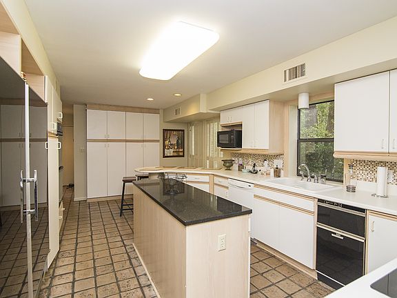 5th image of 22 Forest Dr