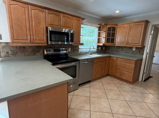 6 Stockton Ln, Stony Brook, NY 11790