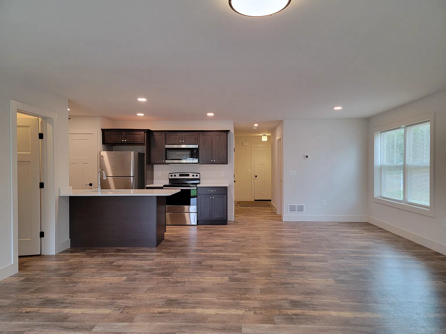 3 bed, 2.5 bath, 1839 sqft, $2,095 — Photo 2