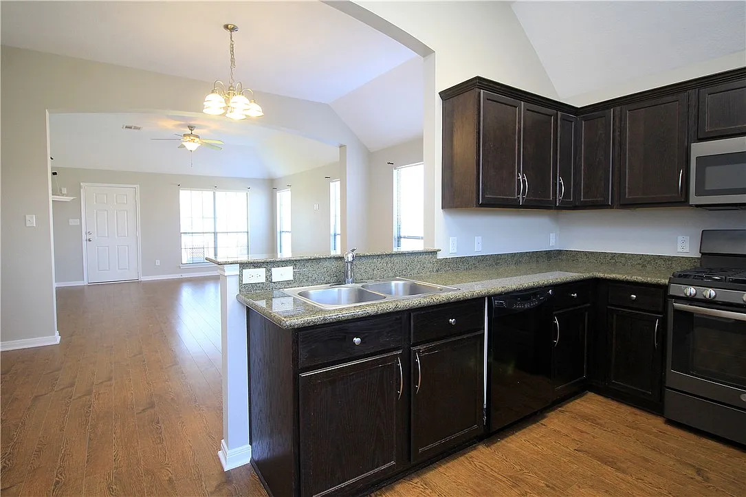 3 bed, 1423 sqft, $1,925 — Photo 4