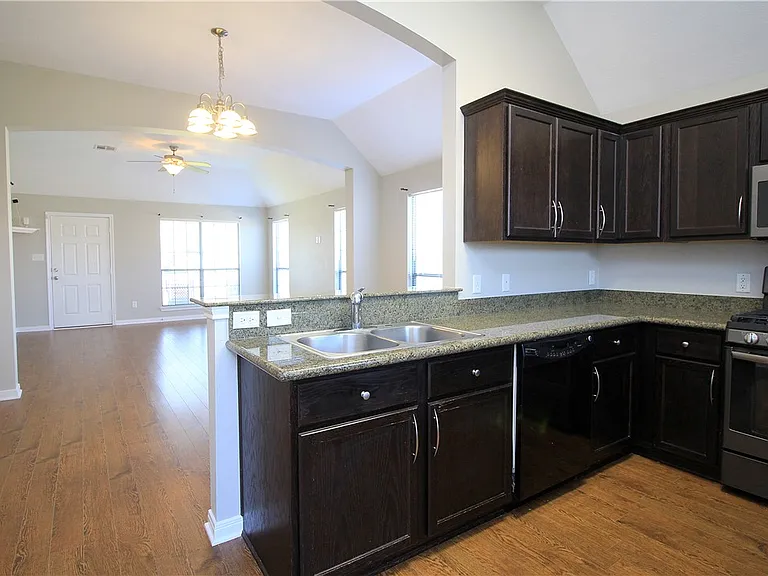 2010 Turning Leaf Dr — Photo 4