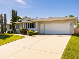 2255 Hillview Dr, Marion, IA 52302