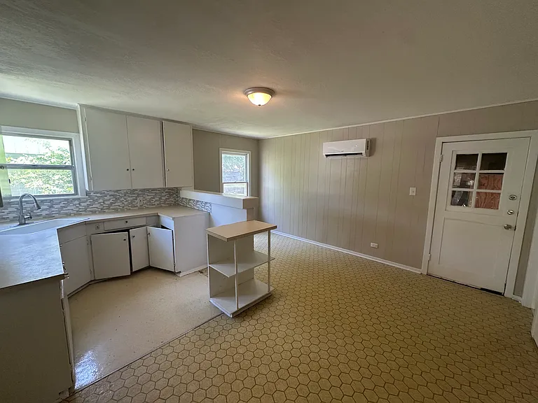 408 E Klein Rd — Photo 5
