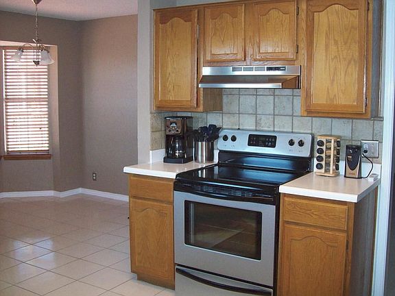 Kitchen w/new Stove