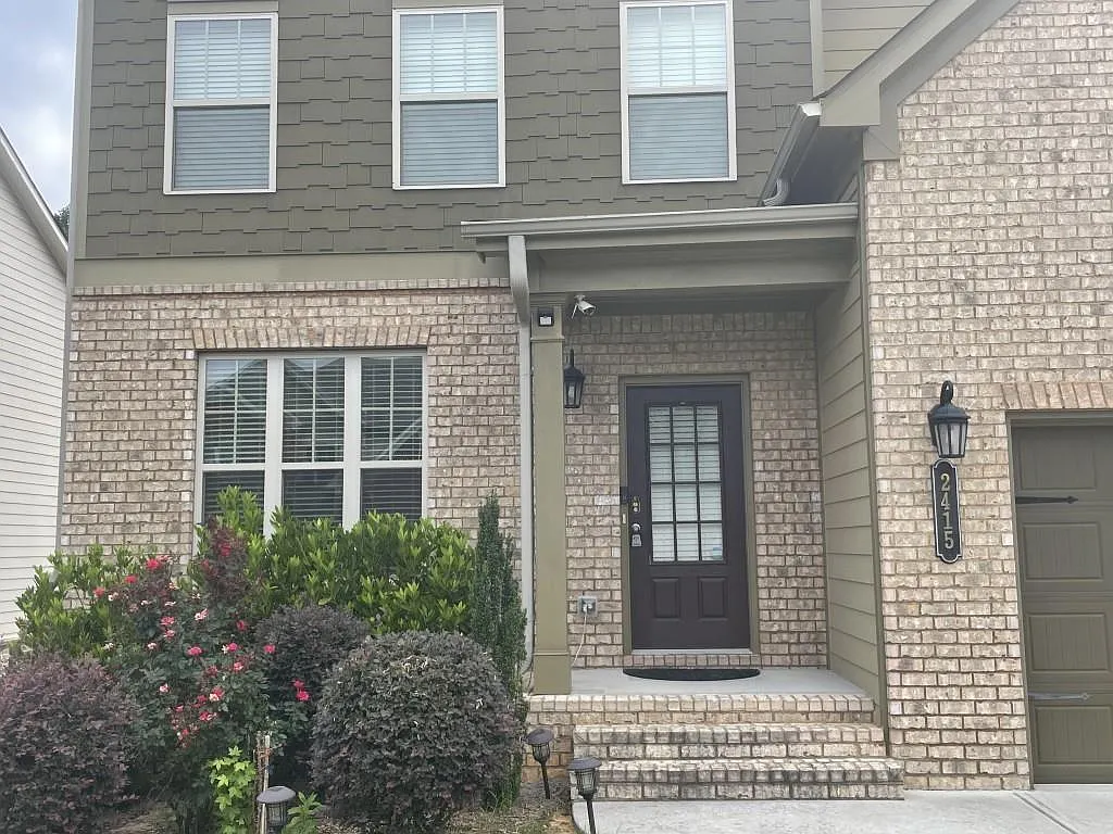5 bed, 4.0 bath, 2887 sqft, $2,800 — Photo 2