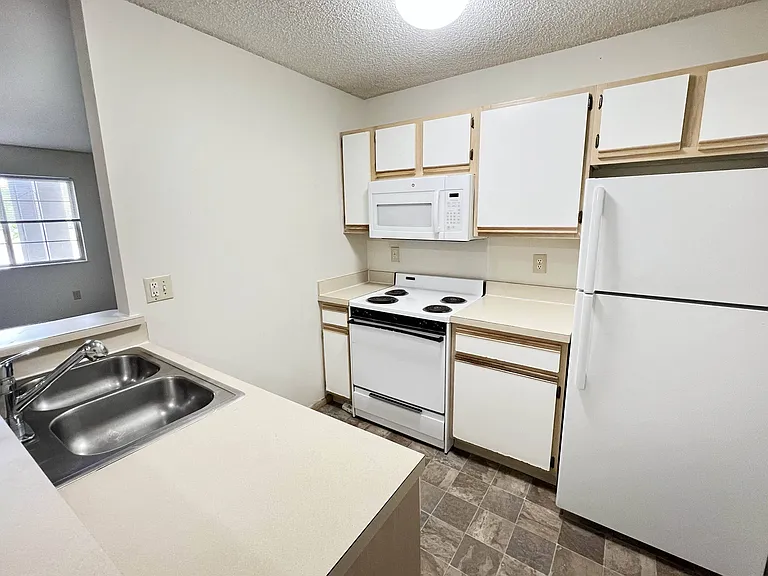 Eagle Crest Apartments — Photo 48