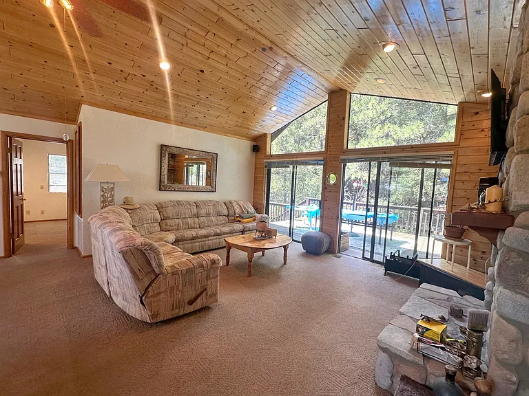 15208 Chestnut Dr — Photo 1