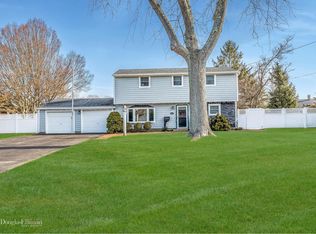 111 Dale Dr, Oakdale, NY 11769