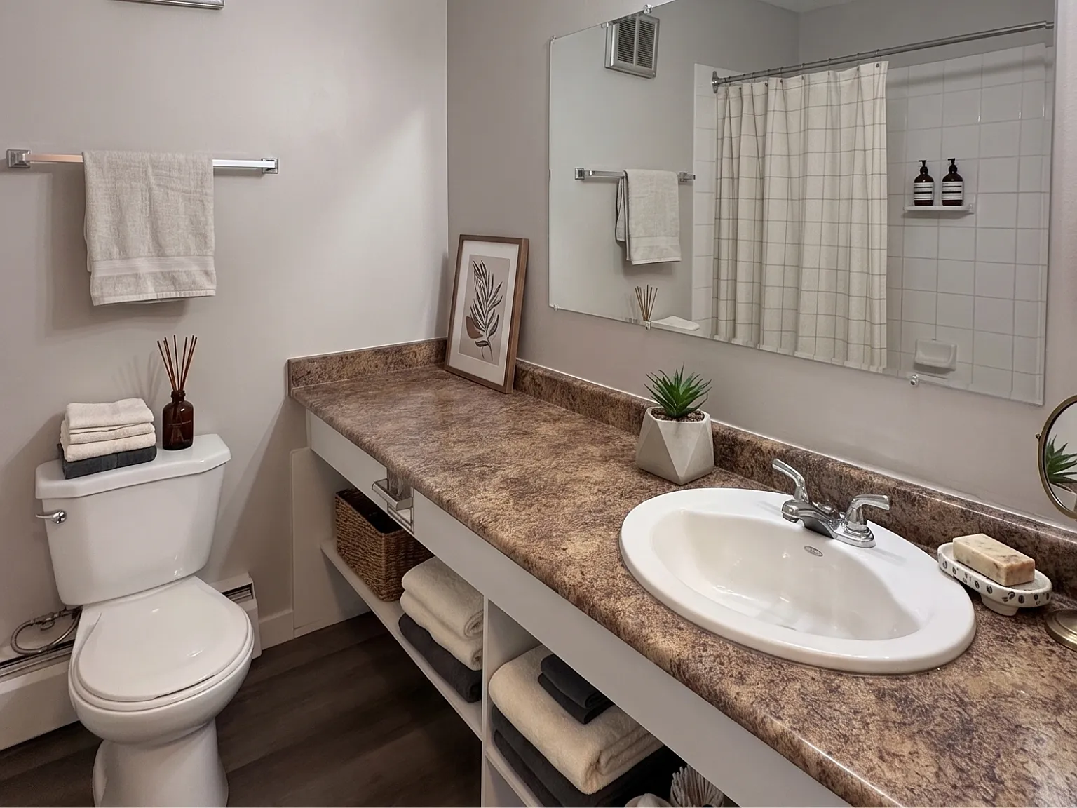 Rhodes Apartments - 11045 83 St NW — Photo 4