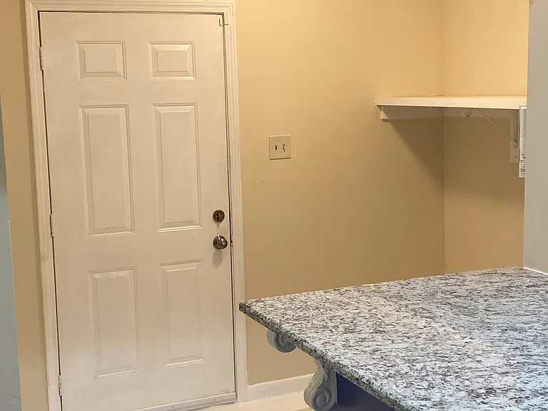 Laundry area w/washer and dryer hookups