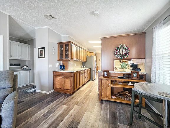 5th image of 264 Lakeside DR