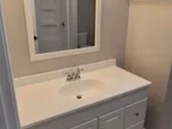 4th image of 1021 Evergreen Ln