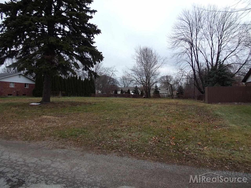 2nd image of 39416 Cloverleaf St