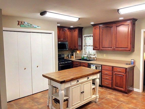3rd image of 4846 Cambridge Dr