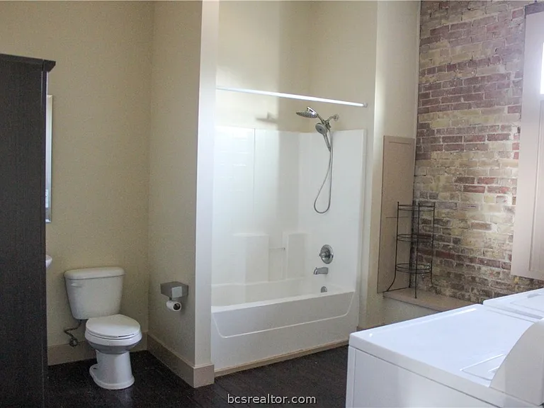 100 E Buck St #B — Photo 7