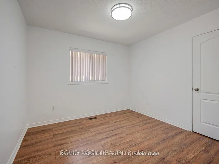 15 Roundstone Dr — Photo 8