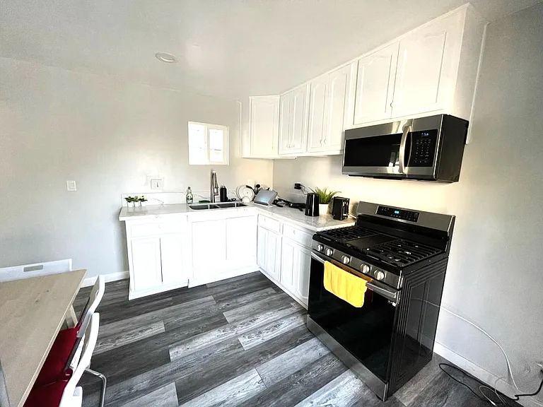 3907 S Budlong Ave — Photo 16