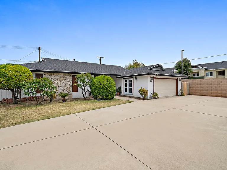 10422 Gilbert St — Photo 30