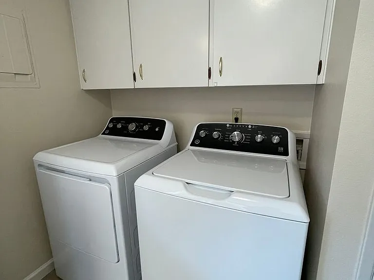 219 NE Kettle St — Photo 10