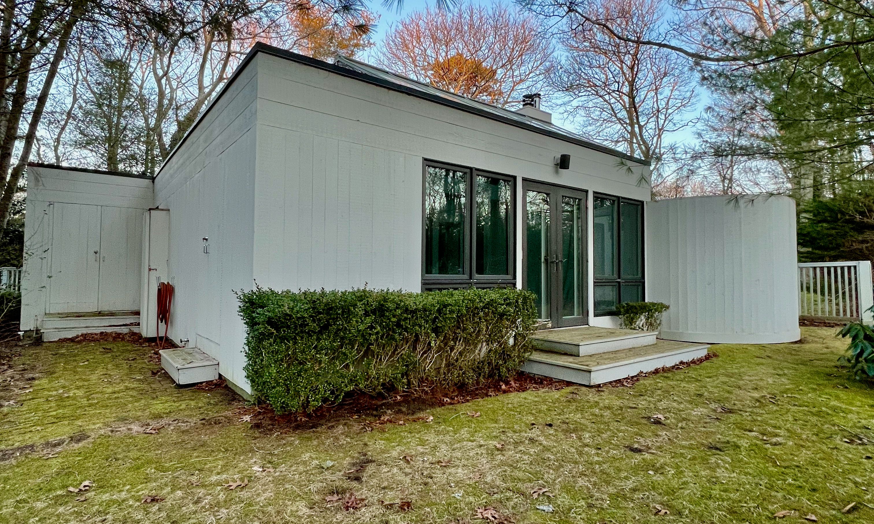 24 Roxbury Ln in Wainscott Out East