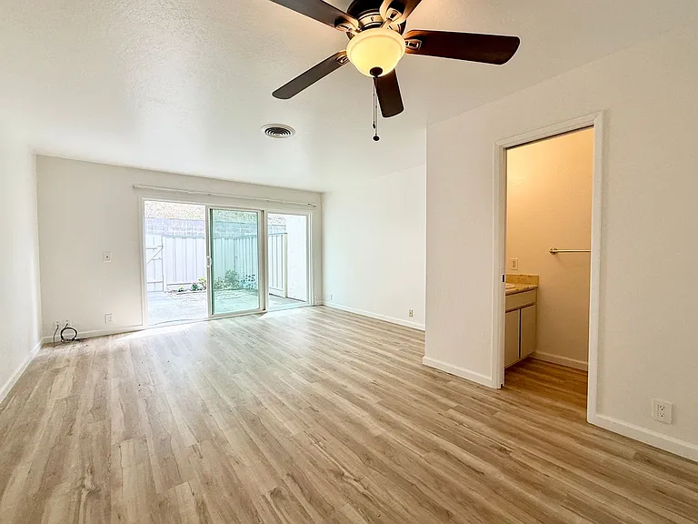 1254 Terra Nova Blvd — Photo 10