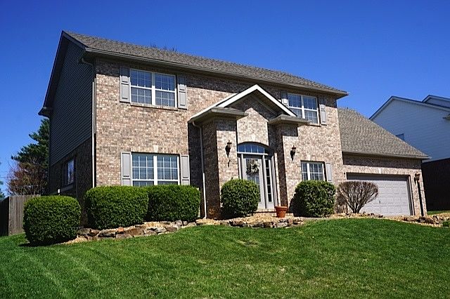 Nicely landscaped!