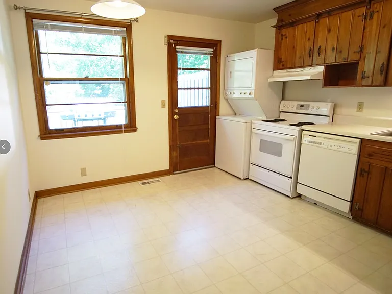 3700 Lealand Ln — Photo 8