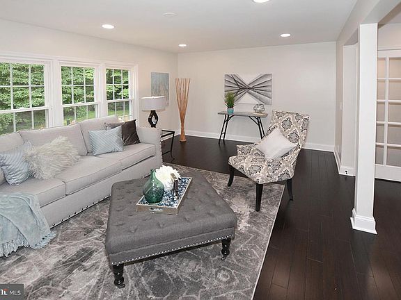 5th image of 9733 Lakepointe Dr