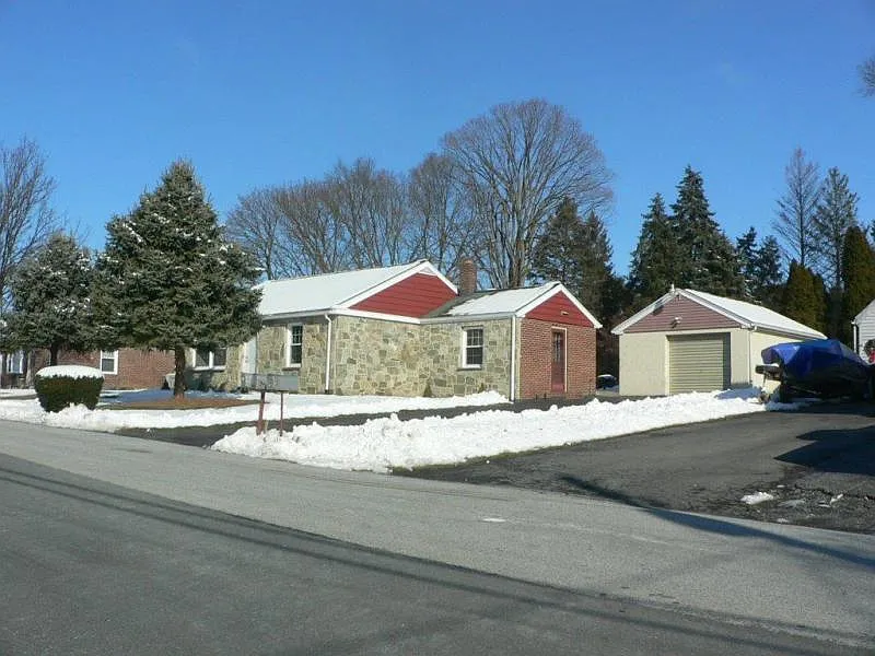 305 Dahlia Rd photo 1