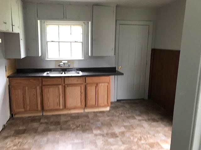 2nd image of 714 W 75th St