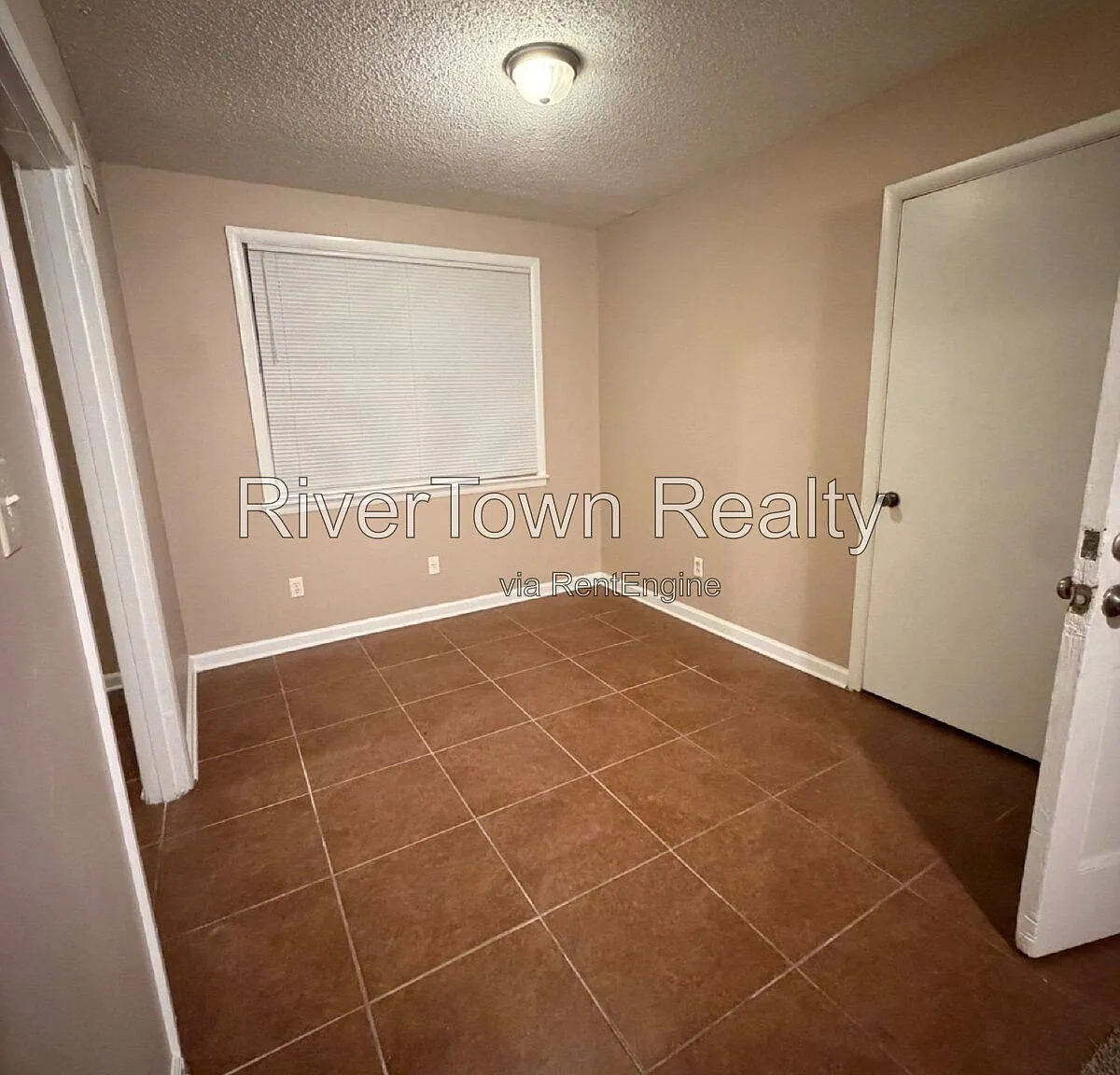 3 bed, 1.0 bath, 971 sqft, $895 — Photo 4
