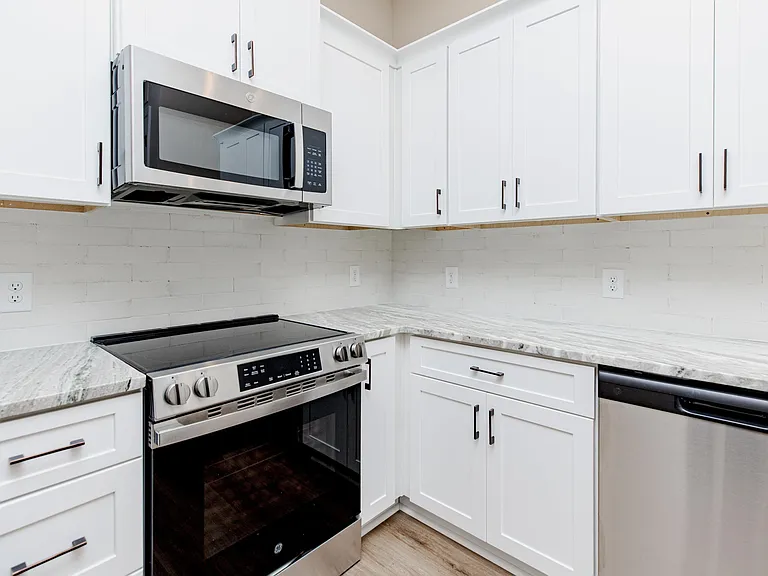 1009 Northside Dr — Photo 9