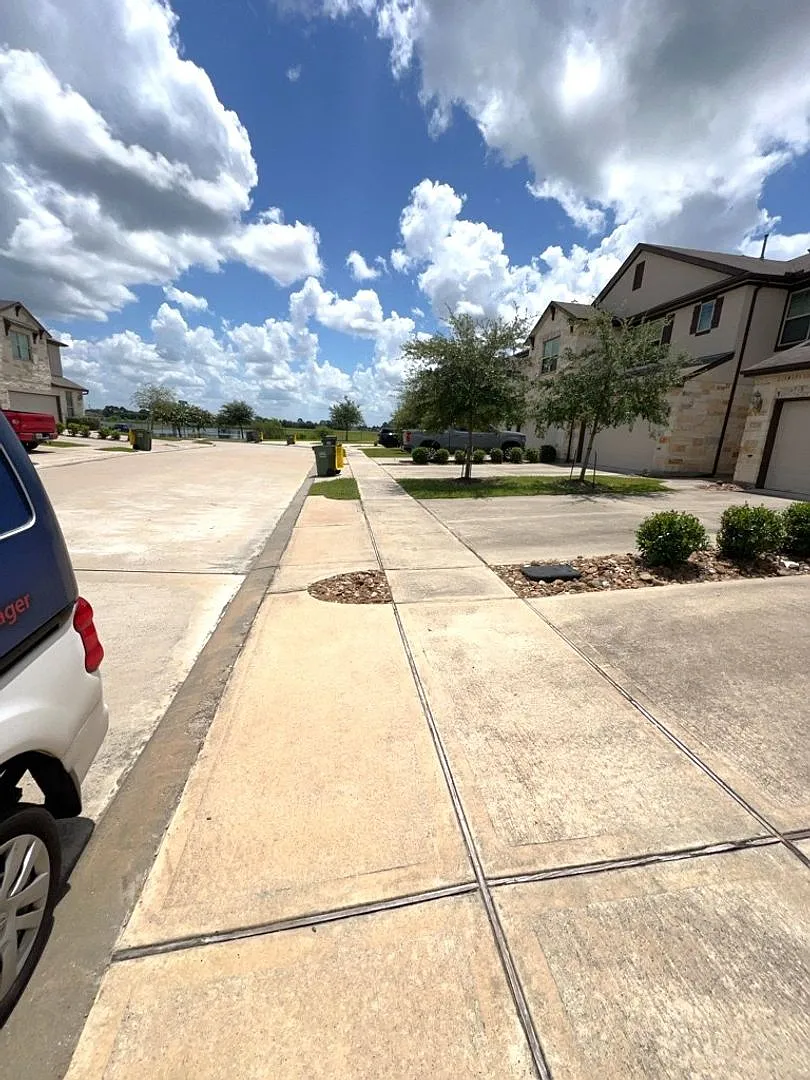 7118 Fannin St **Ask About Our No Cash Deposit Option — Photo 2