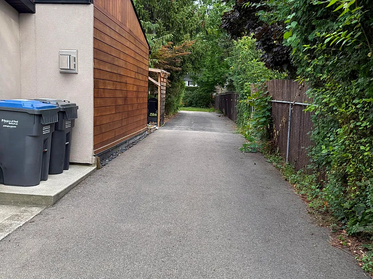 121 Paisley Blvd E — Photo 8