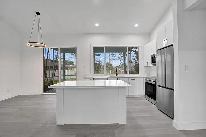3 bed, 1296 sqft, $3,300 — Photo 3