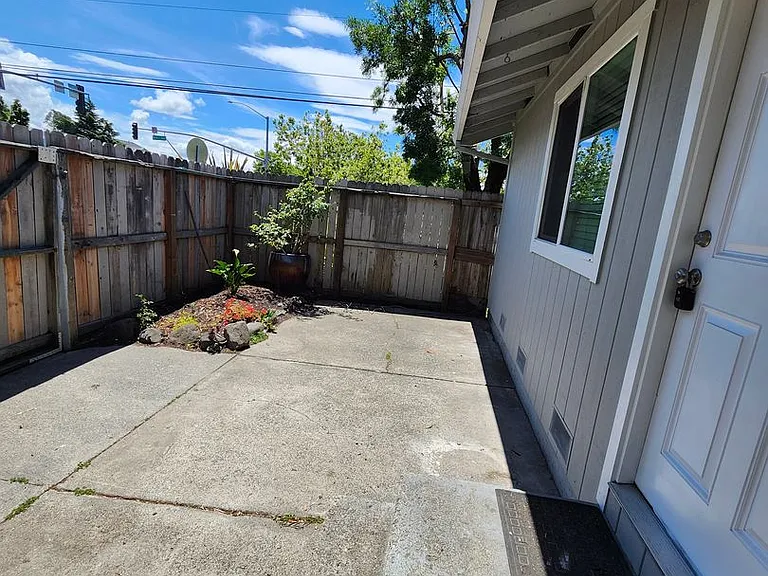 2585 Kenton Ct. — Photo 2
