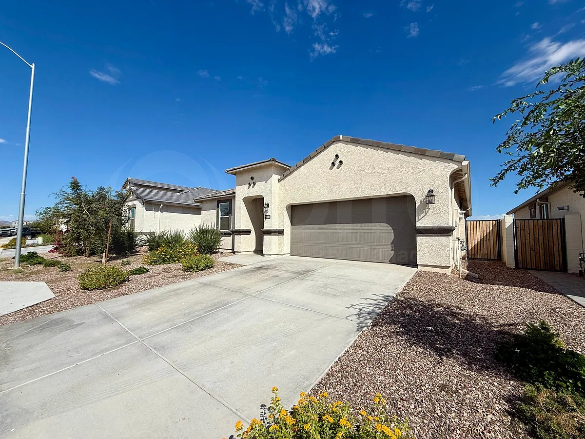 4 bed, 2.0 bath, 2000 sqft, $2,399 — Photo 2