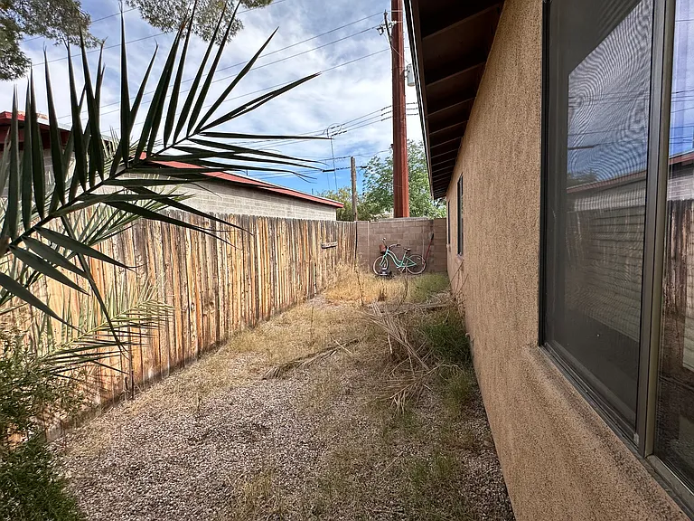 1020 E Silver St — Photo 14