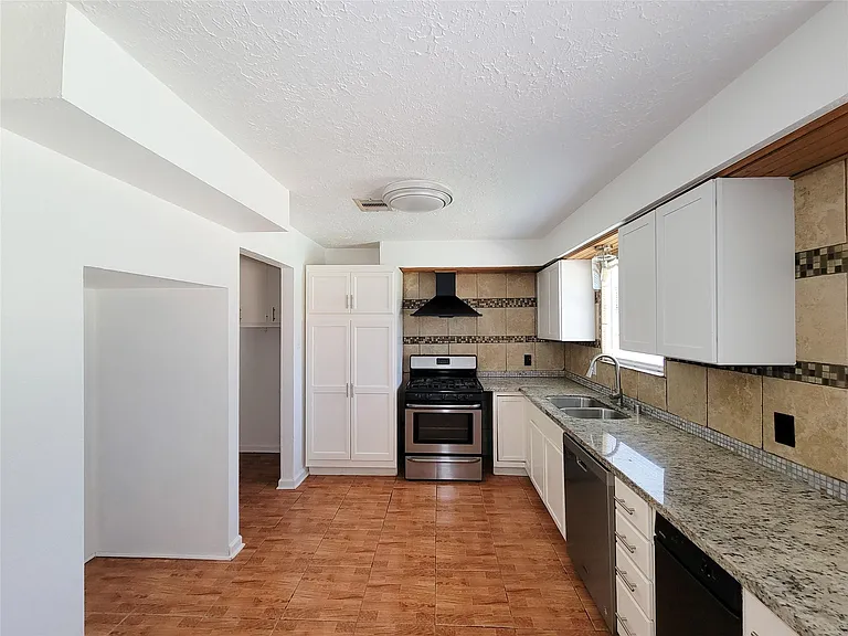 409 S Travis St — Photo 11