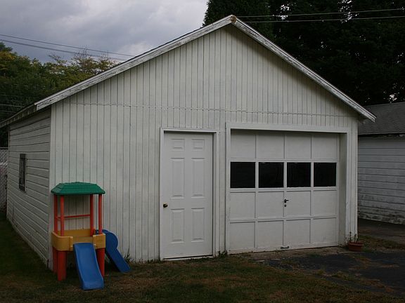 Detached garage off shared driveway