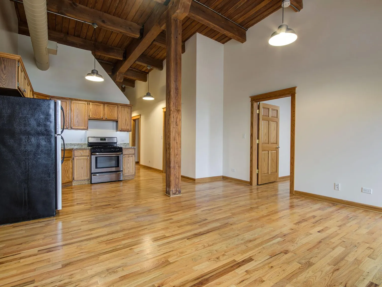 3 bed, 1300 sqft, $4,545 — Photo 3