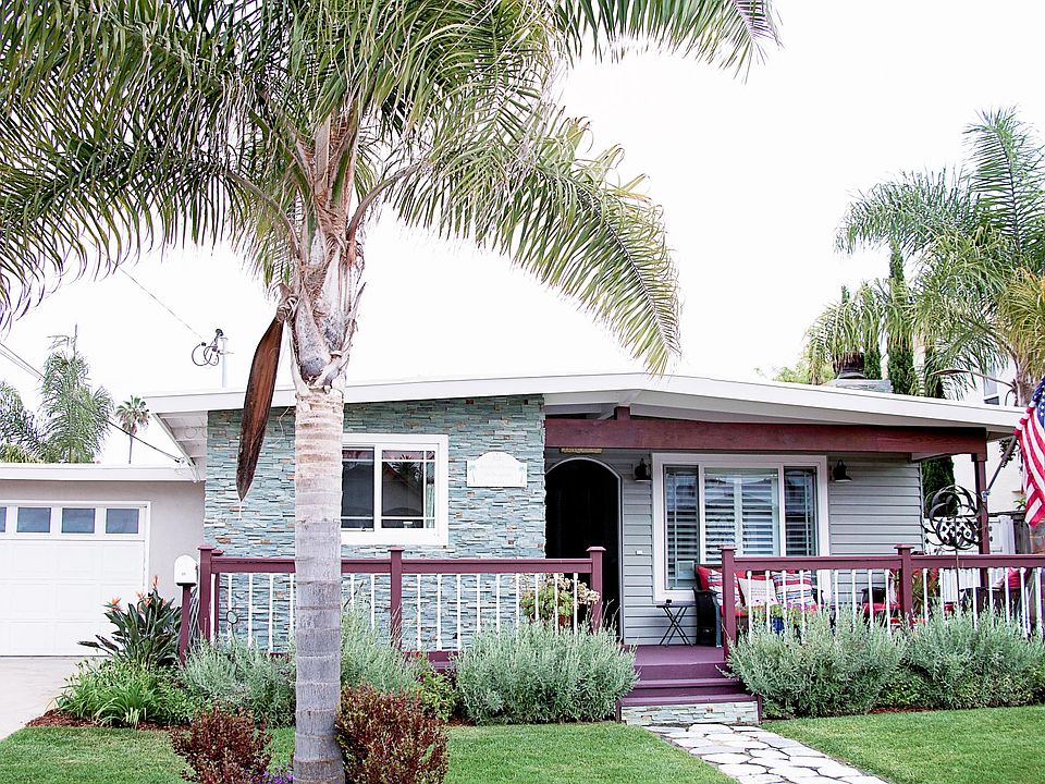 1950's beach bungalow - fully remodeled and updated but still with all the charm! One block from the beach @ Tamarack!