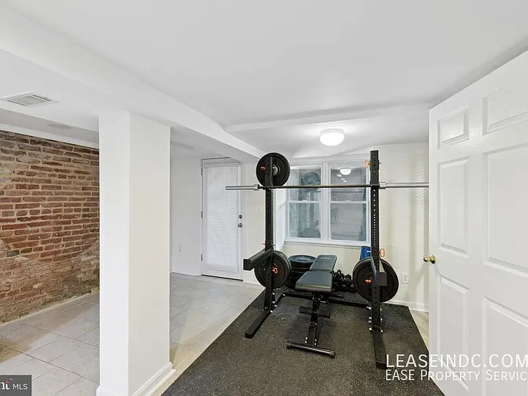 121 Webster St NW — Photo 30