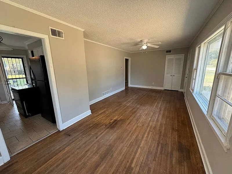 3 bed, 1.0 bath, 1034 sqft, $1,125 — Photo 3