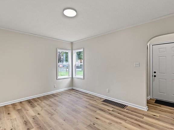 4th image of 4112 Oxford St