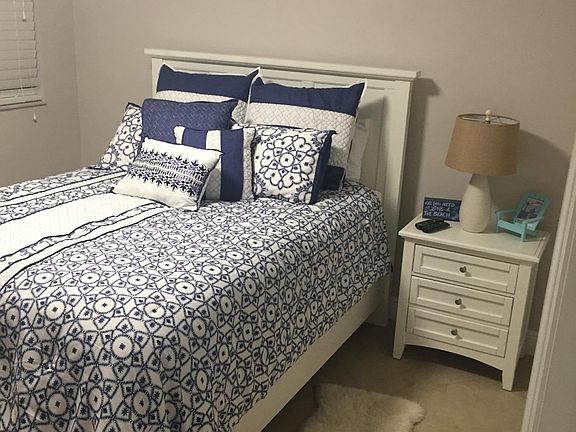 Guest Room - Queen Bed and Walk-In Closet