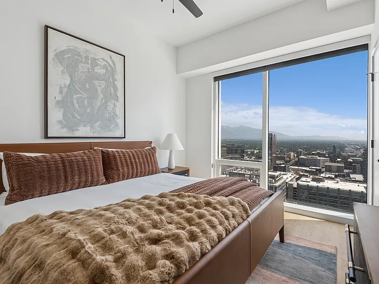 Seraph Luxury Downtown Apartments — Photo 13