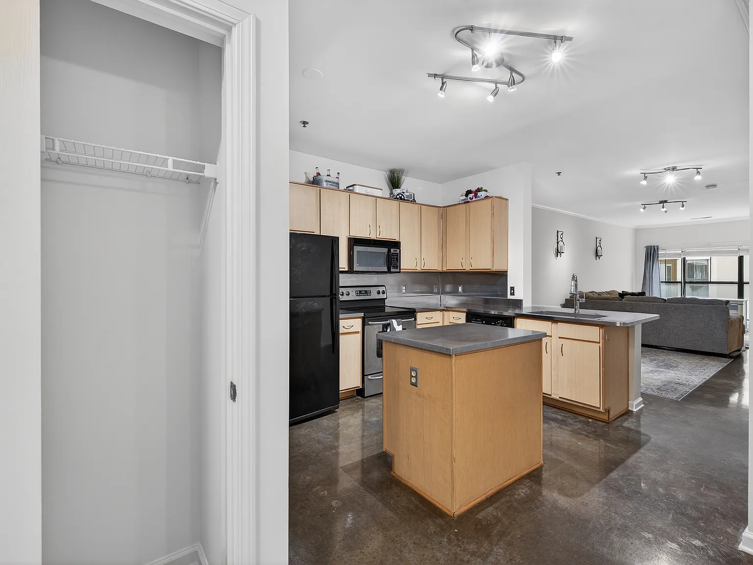 Studio, 820 sqft, $1,500 — Photo 4
