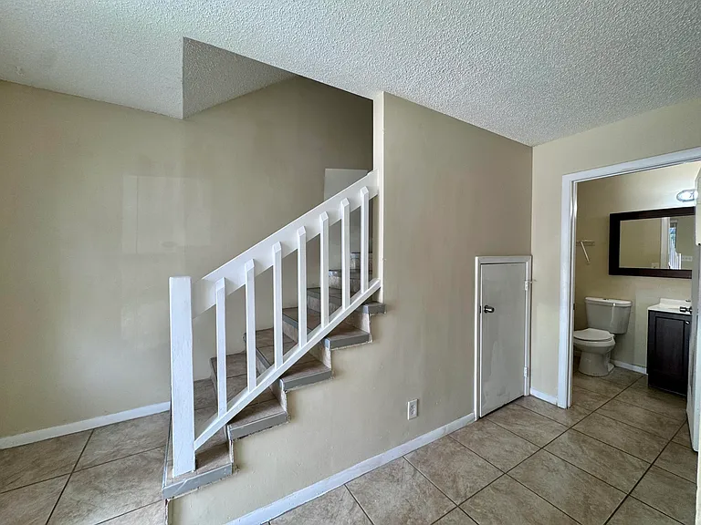 704 Riverside Dr — Photo 9