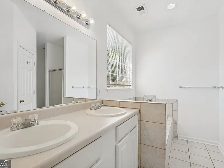 2596 Bates St SE — Photo 26